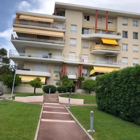 Pretty 38 M With Balcony - 10 Min From The Center Антиб